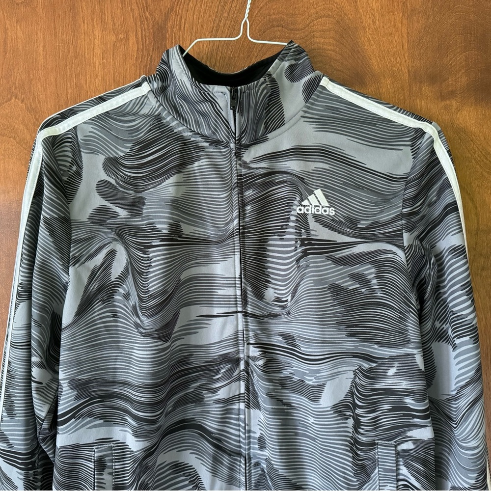 Adidas Jacket Size XL (18/20) Juniors/Girls (?)